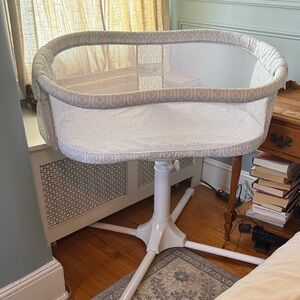 Halo Bassinest White and Gray Swivel Bassinet, Perfect Condition